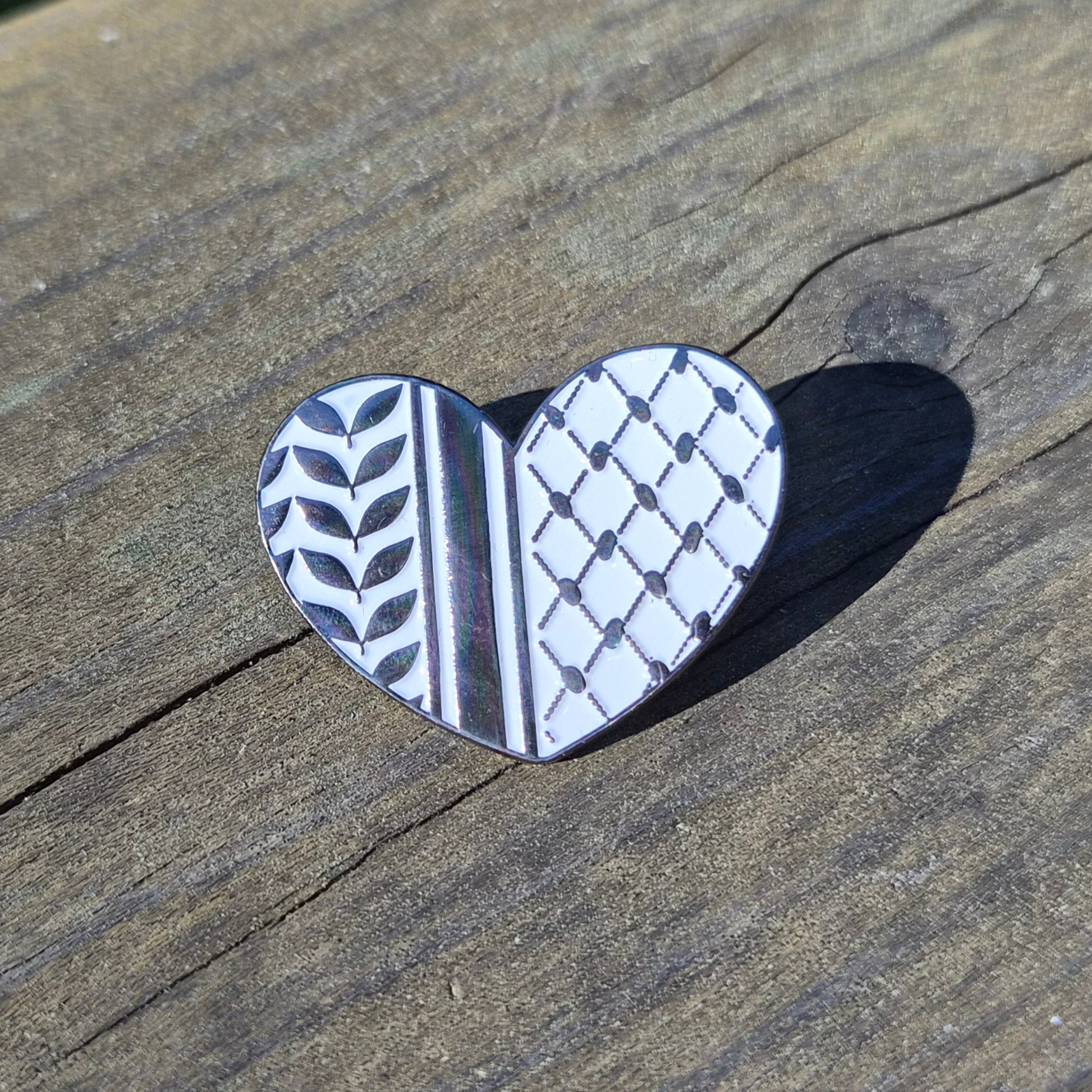 Keffiyah heart enamel pin on wooden background